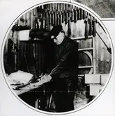 Detaljarbete från snickeri.
Bilderna 1993_0448-0453 är reproduktionsfotograferade ur en artikel i Vecko-Journalen, från år 1930, angående möbelsnickeriverksamheten i Lindome.