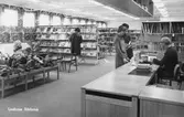 Vykort med interiörbild från Lindome bibliotek, 1960-tal.
 Bakom disken sitter Allan Thorsson.