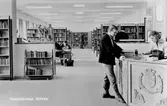 Vykort med interiör från Stadsbiblioteket i Mölndal.