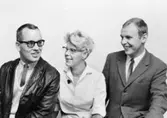 Överpostiljon Inger Svensson, Sveriges första vid postkontoret Stockholm 12 med kurskamraterna Bengt Söderman t.v. och Herbert Säll. 