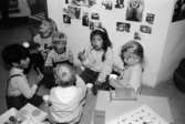 Sex barn sitter på golvet och fikar i samband med en utställningsvernissage av och om Katrinebergs daghem på Mölndals museum 1993-09-10.
