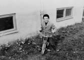 Krister Vesterberg har lånat en cykel, modell: Bambino, Monark. Åbybergsgatan 22-24, 1950-tal.