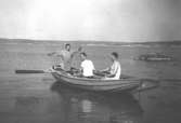 I familjen Garthmans eka vid Näset. Från vänster: Leif Garthman, Egron Andersson och Helmer Garthman. 1950-tal.