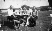 Sex personer har fikapaus vid Fjärås Bräcka, 1930-tal. Helmer Garthman sitter längst till höger.