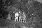 Familjerna var ofta på promenad. Här i Toltorpsdagen under 1950-talet. Från vänster: Leif Garthman, kamraten Carl-Gustav, syskonen Lars-Göran och Mari-Louise Gunnarsson och Alf Garthman.