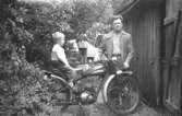 Jerry sitter på pappa Helmer Garthmans MC, Husqvarna 98cc, vid en vedbodlänga på Barnhemsgatan 21, år 1958.