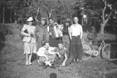 Helmer Garthmans kompisar samlade i Fjärås, 1940-talet. Ståendes från vänster: Okänd, Ingrid Rosberg (gift Gunnarsson), Gösta Gunnarsson med dragspel, Elsa Jinnerstedt och Helmer Garthman. Sittandes från vänster: Charlie Jinnerstedt och Bror Eriksson.