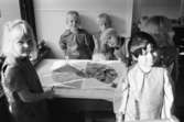 Sex dagisbarn, stående runt ett bord, som gemensamt har målat/ritat en stor teckning. Katrinebergs daghem, 1992-93.