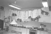 Julpyssel gjorda av dagisbarn. Smällkaramellerna är upphängda, tillsammans med var sitt namnplakat, i kökstaket på Trudelutten, Katrinebergs daghem, 1992-93.
