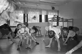 Gymnastik inomhus för Robin, Basoz och fler barn på Lunkentussen, Katrinebergs daghem 1992.