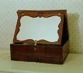 En rakspegel i mahogny.