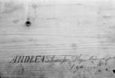 Signatur på Lindomemöbel.
Andreas Anders Son, Hogen Lindome 1 jan (?) 1854