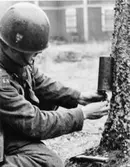 (Uttagningstävling till rikshemvärnstävlningen, av 67/65)  Övningar
vid A9 i Kristinehamn och Villingsbergs skjutfält.  (Se reportage i
Tidningen PS nr 6/1965).  Från spräng- och mintjänsten.  Tänt var det
här!  Slagtändare anbringas av en driftvärnsman ur Boråsgruppen.