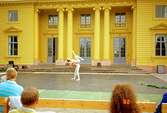 Musik/dansarrangemang på scenen vid Gunnebo slott.