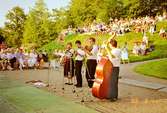 Publik i bakgrunden och musikarrangemang framför Gunnebo slott 1988-08-11.