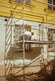 En byggnadsställning och fasadarbete vid Gunnebo slott 1988.