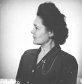 Ett av 48 st porträttbilder av Karin Hasselberg (1903 - 1996), tagna på 1950-talet.