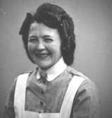 Ett av 33 st porträttbilder av Karin Hasselberg (1903 - 1996) i Stretereds tjänstekläder, 1950-tal.