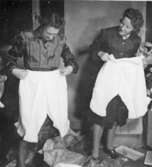 Posttjänstemännens i Sverige klädinsamling till norska och finska kolleger, år 1945.  En del kanske en aning omoderna plagg kom fram vid garderobsinventeringen.