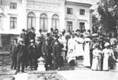 Svenska museimannaföreningen på Gunnebo den 16 juni 1911. I bildens mitt ses friherrinnan Hilda Sparre. Framför henne sitter dottern Margareta. Till vänster om dem och längst fram står Oscar Montelius.