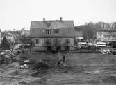 Man ser Barnhemsgatan 18 rakt österifrån. I förgrunden ses den avröjda tomten efter Barnhemsgatan 16, 1975.
