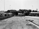 Man ser båda vägbanorna uppe på Mölndals bro (eller Kvarnbygatsviadukten). Bron är fotograferad mot väster (mot Storgatan) när Mölndals bron byggdes 1975.