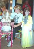 Vid sminkbordet. Familjesöndag på Mölndals Museum den 8/10 1995 under utställningen 
