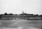 Saluhallen, sett från Nya torget i väster, stod färdig 1937. Alla arbeten runtomkring är ännu inte slutförda. I bakgrunden ser man Fässbergs kyrka.