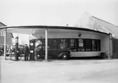 Gunnar Olssons bensinstation (Esso-tappen) i vinkeln av Frölundagatan och Toltorpsgatan år 1946.