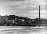 Utsikt från Göteborgsvägen upp emot husen vid Trädgårdsgatan (området Trädgården), 1950-tal. Man har med siffror angivit höjden på de planerade husen vid Delbancogatan och Lövgatan, som stod färdiga 1964.