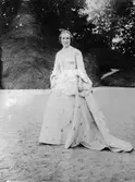 Fröken Liljehöök i en dräkt från 1860, Gunnebo slott 1923.