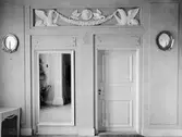 Spegel till vänster och enkeldörr till höger. Gunnebo slott 1930-tal.