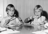 Två barn som äter mat på Holtermanska daghemmet 1953.