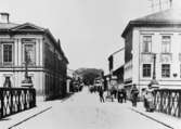 I huset till höger närmast - Norra Hamngatan 6, kvarteret Bagge 3 -
var posten inrymd under tiden 1/10 1889 - 30/9 1896. OBS! Den ovala
postskylten. Foto från 1880-talet. Reprofoto 1975.