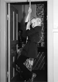 Två barn leker med ett rep hängande från taket vid Holtermanska daghemmet 1953.