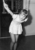 En flicka som leker med rep hängande från taket vid Holtermanska daghemmet 1953.