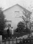 Personerna på bilden är avlidne poststationsföreståndaren P.G.
Rönnmark samt f.d. poststationsföreståndare Maria A. Rönnmark.
Vebomark 1930.