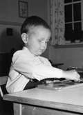 En pojke leker vid Holtermanska daghemmet 1953.