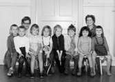 Grupporträtt på barnen och deras lärarinnor vid Holtermanska daghemmet 1953.