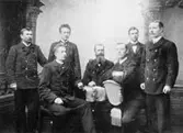 Gruppfotografi av brevbärare vid Växjö postkontor år 1897.