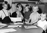 Lärarinnan har läsestund med barnen. Holtermanska daghemmet 1953.