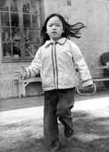 Flicka som hoppar/springer. Holtermanska daghemmet juni 1973.