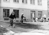 Barn leker utanför huset vid Holtermanska daghemmet juni 1973.