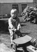 Ett barn håller i en trampbil. Holtermanska daghemmet juni 1973.