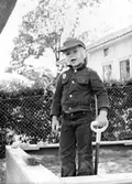 Pojke stående med spade i sandlådan. Holtermanska daghemmet juni 1973.