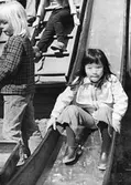 En flicka åker rutschkana. Holtermanska daghemmet juni 1973.