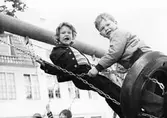 Två pojkar gungar. Holtermanska daghemmet juni 1973.
