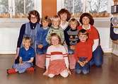 Tre fröknar och en grupp barn. Holtermanska daghemmet juni 1973.