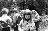 Fem barn som plockar blommor. Holtermanska daghemmet juni 1973.