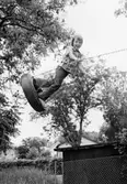 Ett barn som gungar. Holtermanska daghemmet 1973.